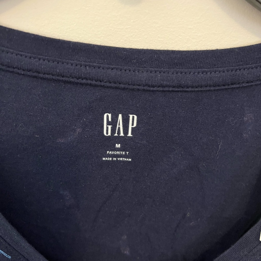 NWT Gap Women's Navy V-Neck Printed T-Shirt with a feather pattern - Picture 5 of 7